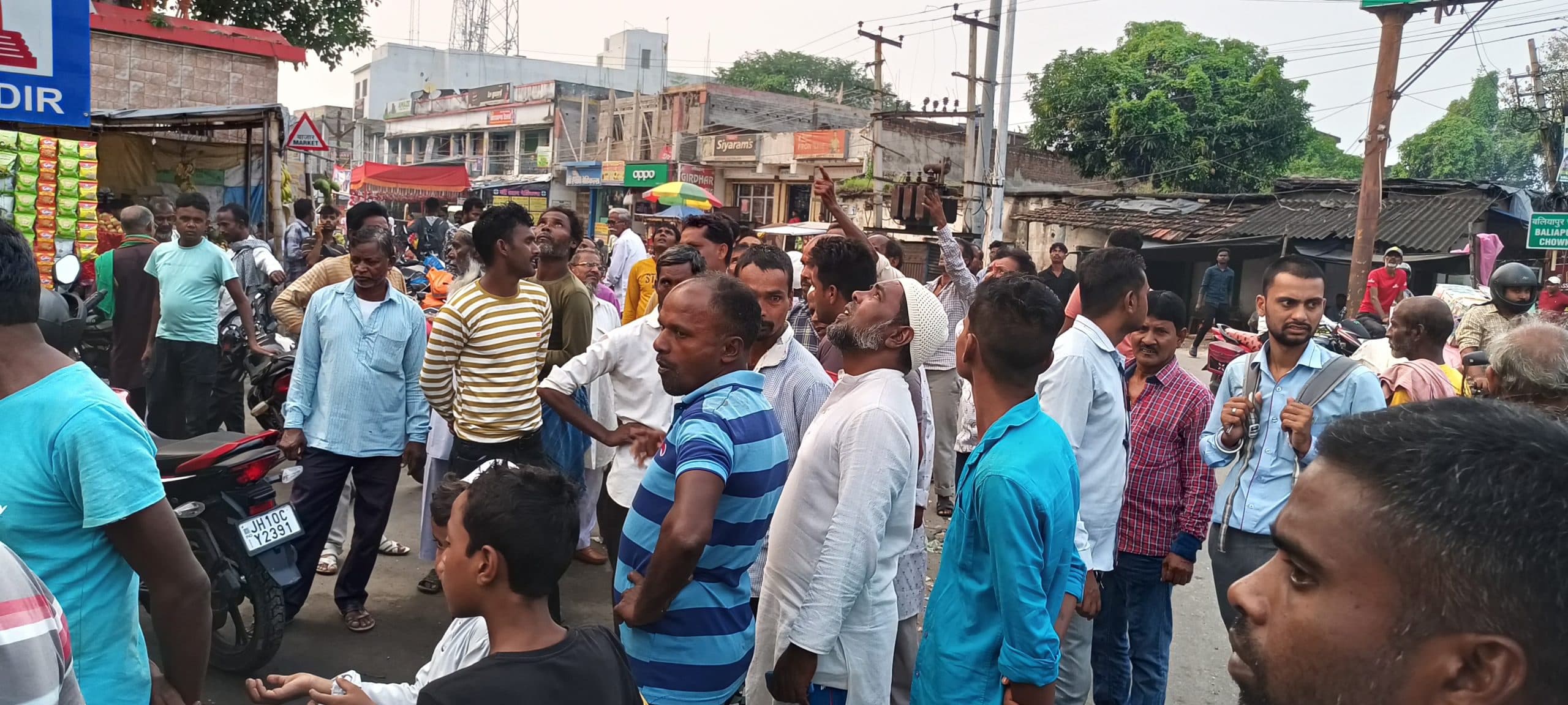 Dhanbad News: होर्डिंग लगाने के दौरान करंट से युवक झुलसा, हालत गंभीर