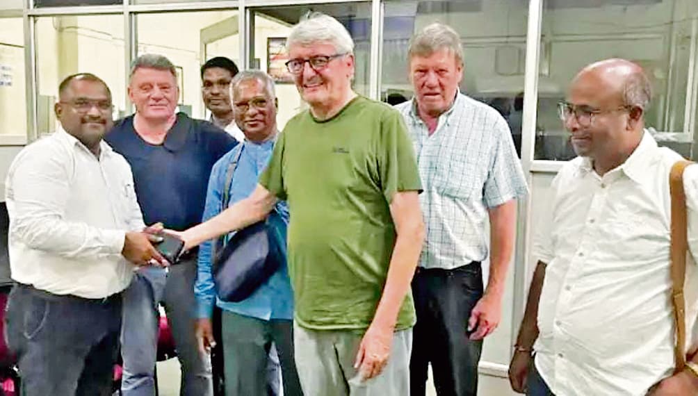 Jamshedpur News : टिकट चेकिंग स्टाफ ने विदेशी यात्री का ट्रेन में छूटा पर्स लौटाया