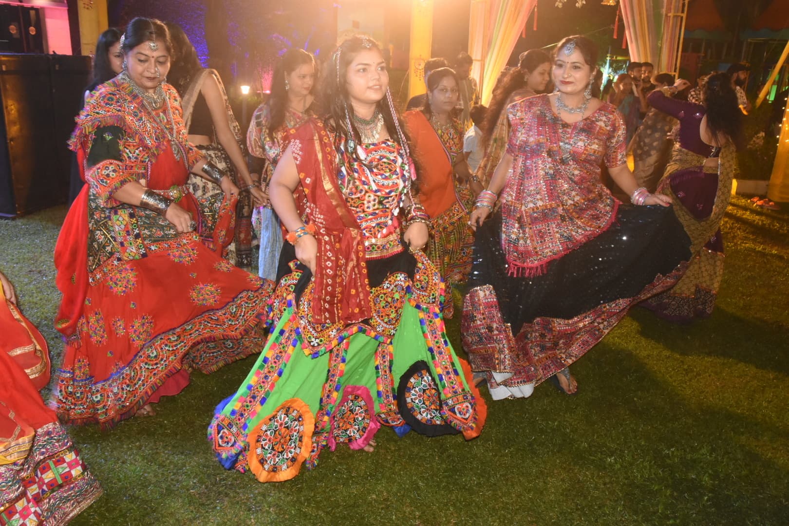 DHANBAD NEWS : धनबाद क्लब में उतरा गुजरात, गरबा- डांडिया की धुन पर देर रात तक झूमते रहे लोग