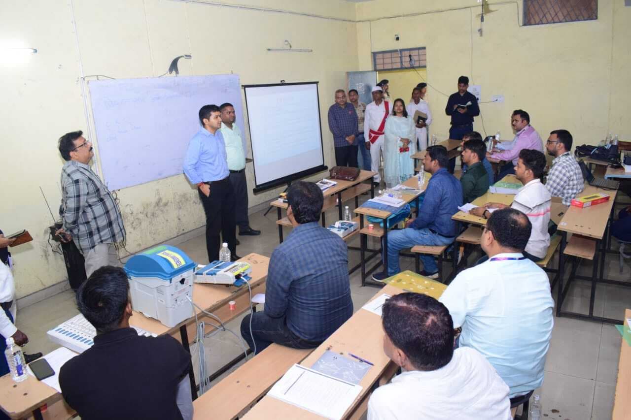 माइक्रो ऑब्जर्वर मतदान से एक दिन पूर्व बूथों में आवश्यक तैयारियों का लें जायजा