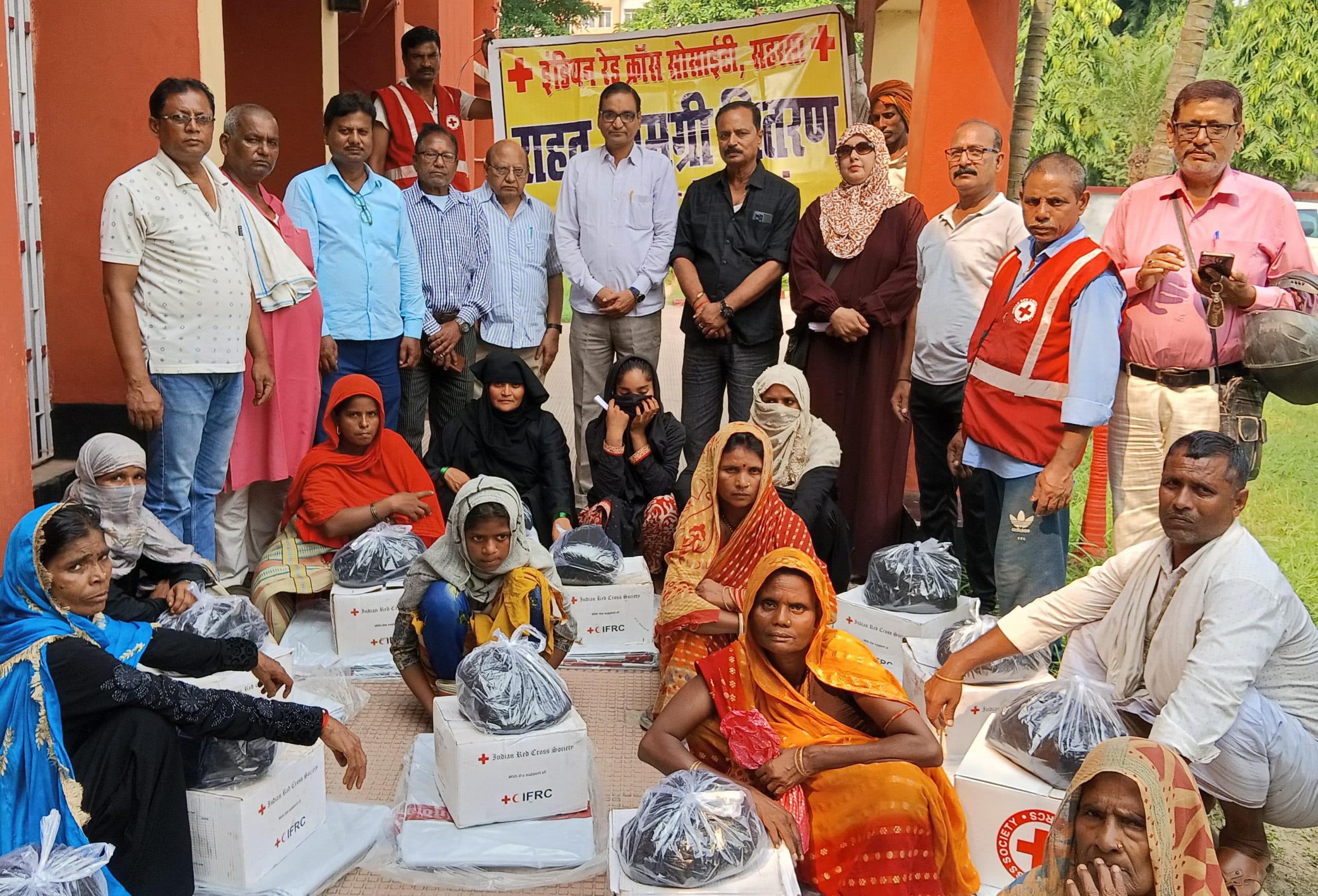 विभिन्न प्रखंडों के 125 बाढ़ प्रभावितों के बीच रेडक्रॉस ने बांटी राहत सामग्री