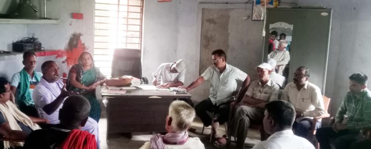 मध्य विद्यालय भूड़ी में शिक्षक-अभिभावक संगोष्ठी