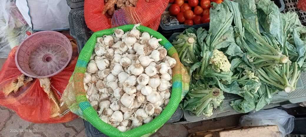 प्याज के बाद अब लहसुन का भाव 300 रुपये किलो पहुंचा