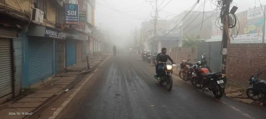 जिले में गुलाबी ठंड ने दी दस्तक, सुबह तक छाया रहा कुहासा