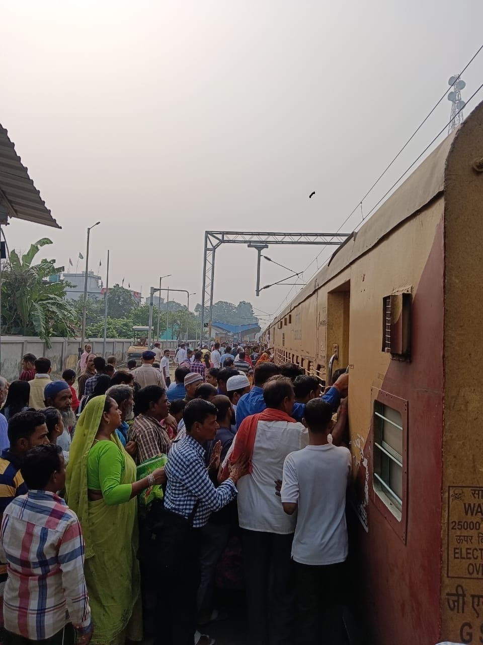 सिलीगुड़ी-कटिहार ट्रेन के लगातार कम की जा रही बोगी से यात्रियों को झेलनी पड़ रही परेशानी