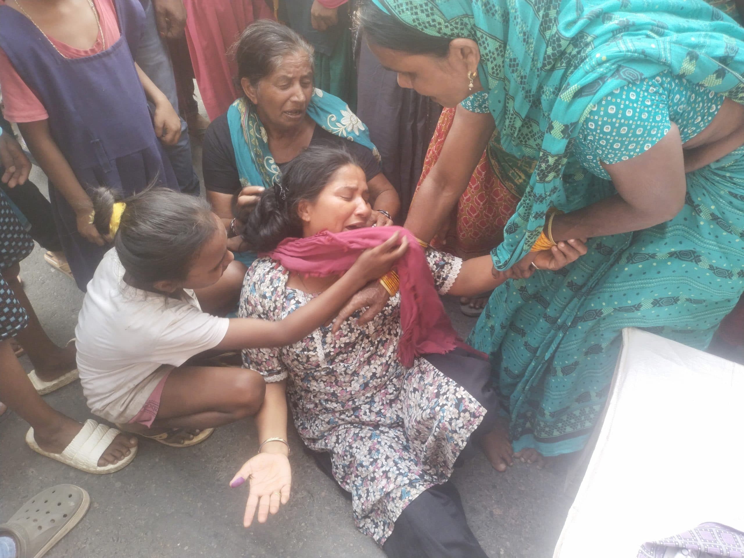 नाबालिग की मौत पर हंगामा, गुस्साये परिजनों टायर जलाकर किशगनंज-बहादुरगंज सड़क किया था जाम