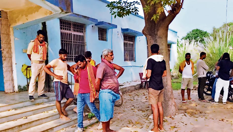 Chhapra News : भाई के साथ नदी तट पर गये युवक की गोली मारकर हत्या