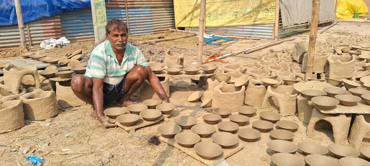 Aurangabad News : मिट्टी के दीये व ढक्कन बनाकर किया जा रहा स्टॉक