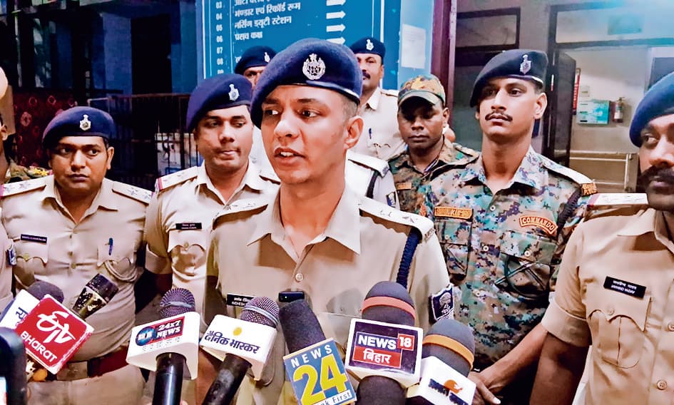 Gopalganj News : मीरगंज में रेड करने निकली पुलिस टीम के बारे में अपराधियों को कैसे मिली खबर, उठ रहे सवाल