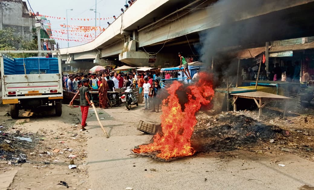 Gopalganj News : थावे से बच्चे के अपहरण के खिलाफ फूटा आक्रोश, सड़क पर की आगजनी