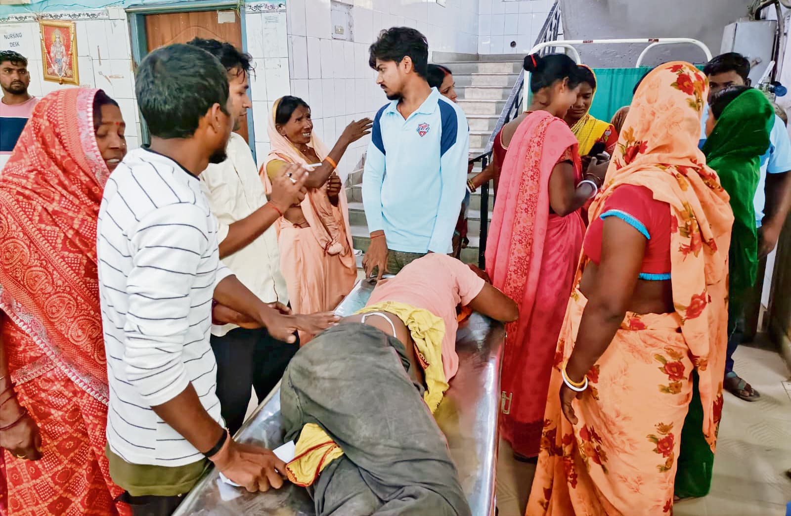 hajipur news. सड़क किनारे खड़े ट्रक से टकरायी स्कॉर्पियो, दो की मौत, तीन जख्मी