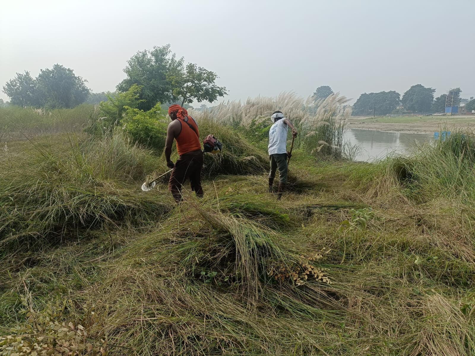 छठ महापर्व को लेकर घाटों की सफाई शुरू