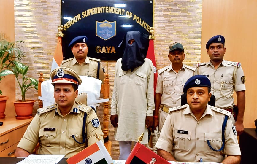 Gaya News : बालू घाट के मुंशी हत्याकांड में दो आरोपित गिरफ्तार, कट्टे व कारतूस जब्त