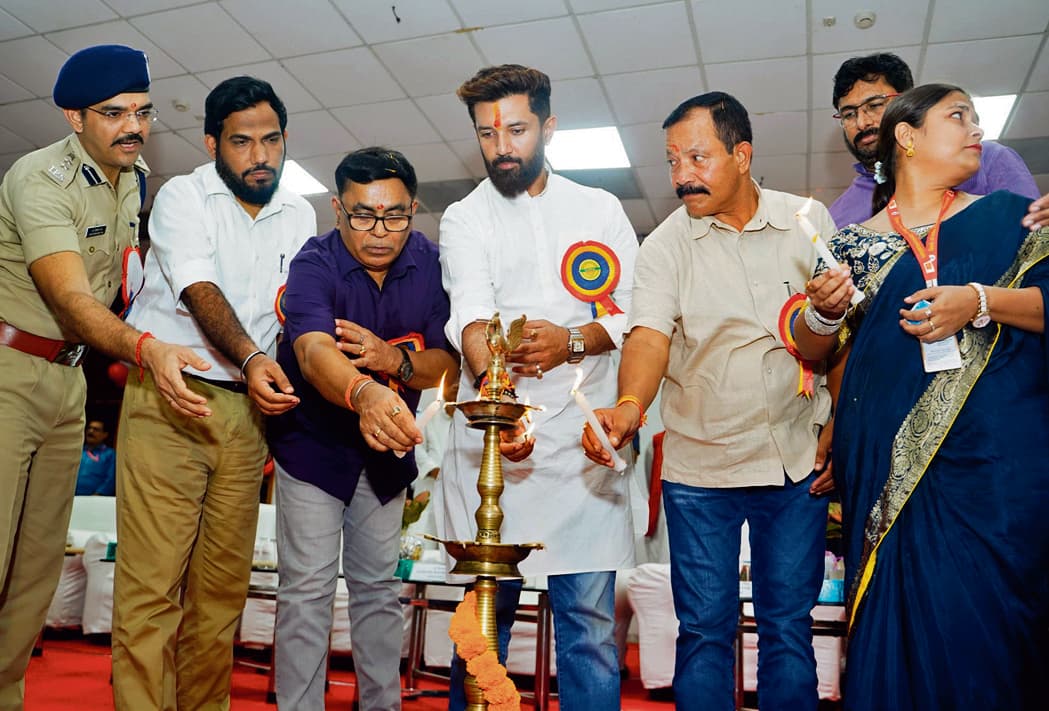 hajipur news. डाक टिकट प्रदर्शनी का केंद्रीय मंत्री ने किया शुभारंभ