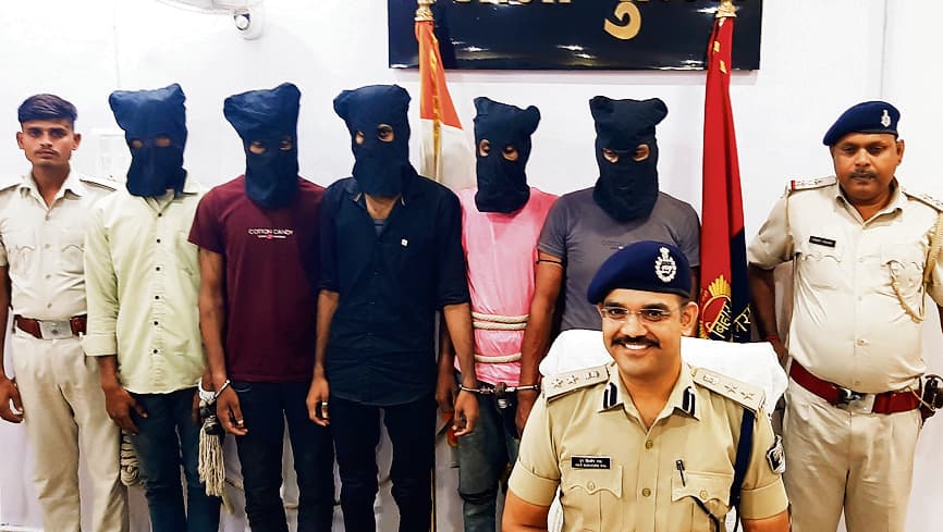 hajipur news. अंतरजिला वाहन लूट गिरोह के पांच बदमाश हथियार के साथ गिरफ्तार