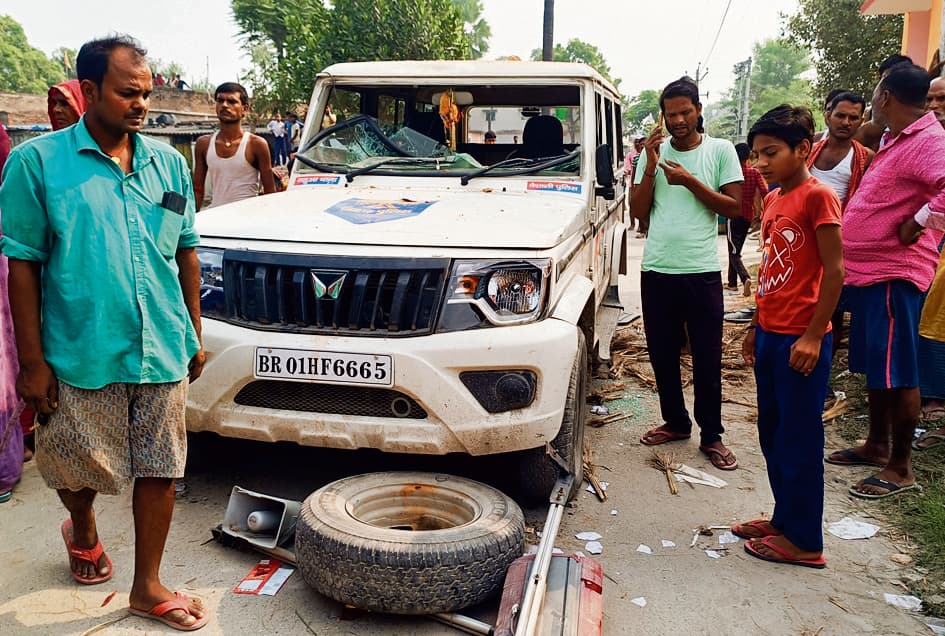 hajipur news. पुलिस को देखकर भाग रहे अधेड़ की गिरने से मौत, विरोध में एएसआइ को बनाया बंधक