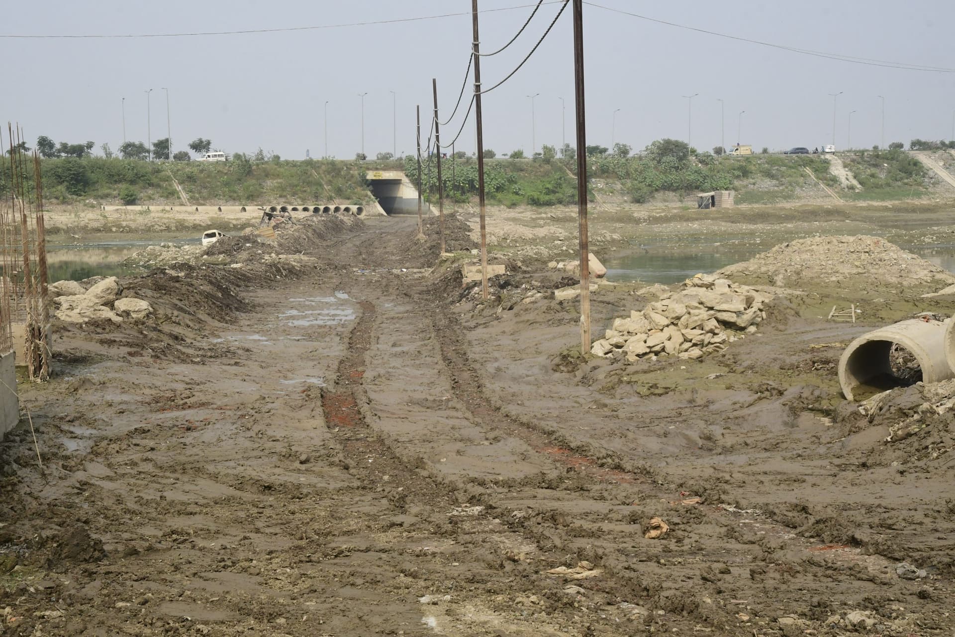 कहीं कीचड़ तो कहीं दलदल, बांस घाट तक पहुंच पथ का निर्माण चुनौती
