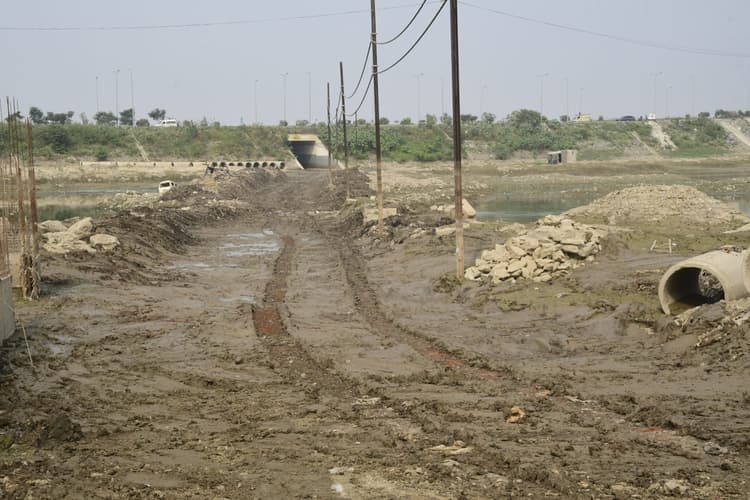 कहीं कीचड़ तो कहीं दलदल, बांस घाट तक पहुंच पथ का निर्माण चुनौती
