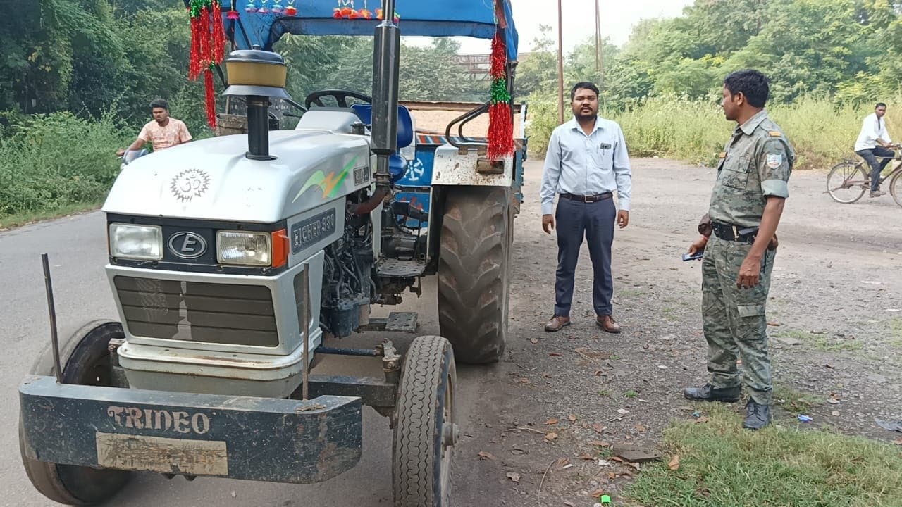 BOKARO NEWS: खनन विभाग ने की छापेमारी, अवैध बालू लदे सात ट्रैक्टर किये जब्त