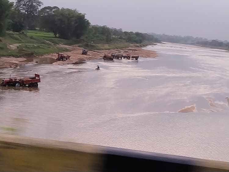Giridih News:बिरनी प्रखंड के बराकर व इरगा नदी घाटों से हो रही बालू तस्करी