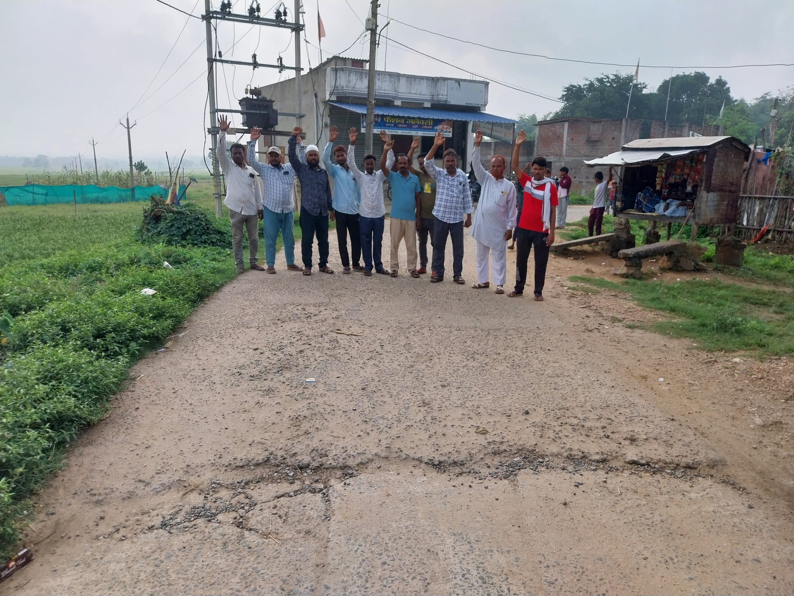 Giridih News: एक वर्ष में ही क्षतिग्रस्त होने लगी साढ़े चार करोड़ से बनी सड़क