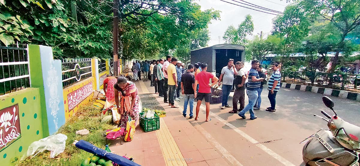 Rourkela News: एसटीआइ चौक के पास फुटपाथ खाली कराने गयी आरएमसी की टीम का हुआ विरोध, बैरंग लौटी