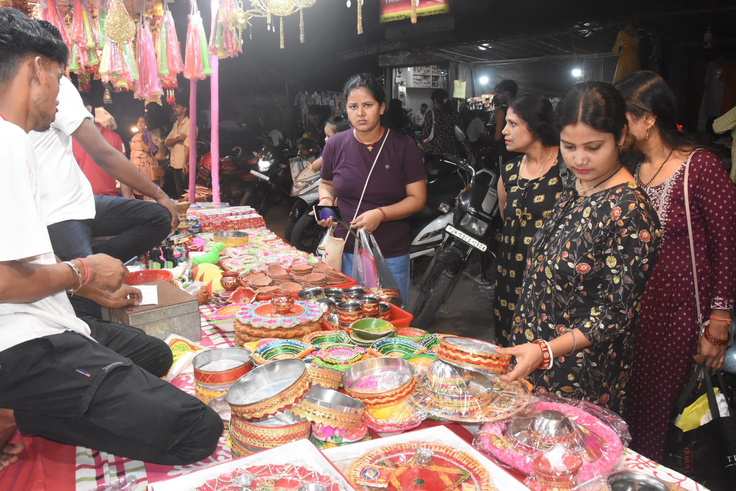 DHANBAD NEWS : पति की दीर्घायु के लिए निर्जला व्रत रखेंगी सुहागिनें, करवा चौथ आज