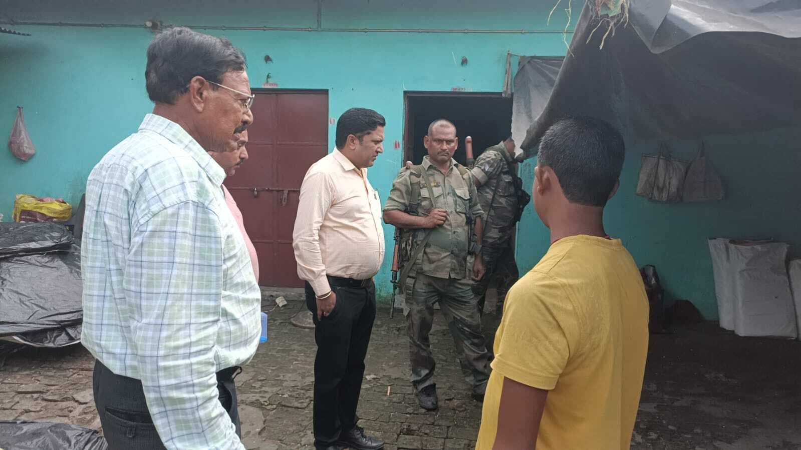 DHANBAD NEWS : फूड लाइसेंस के बिना निरसा में चलायी जा रही मिक्सचर फैक्ट्री सील