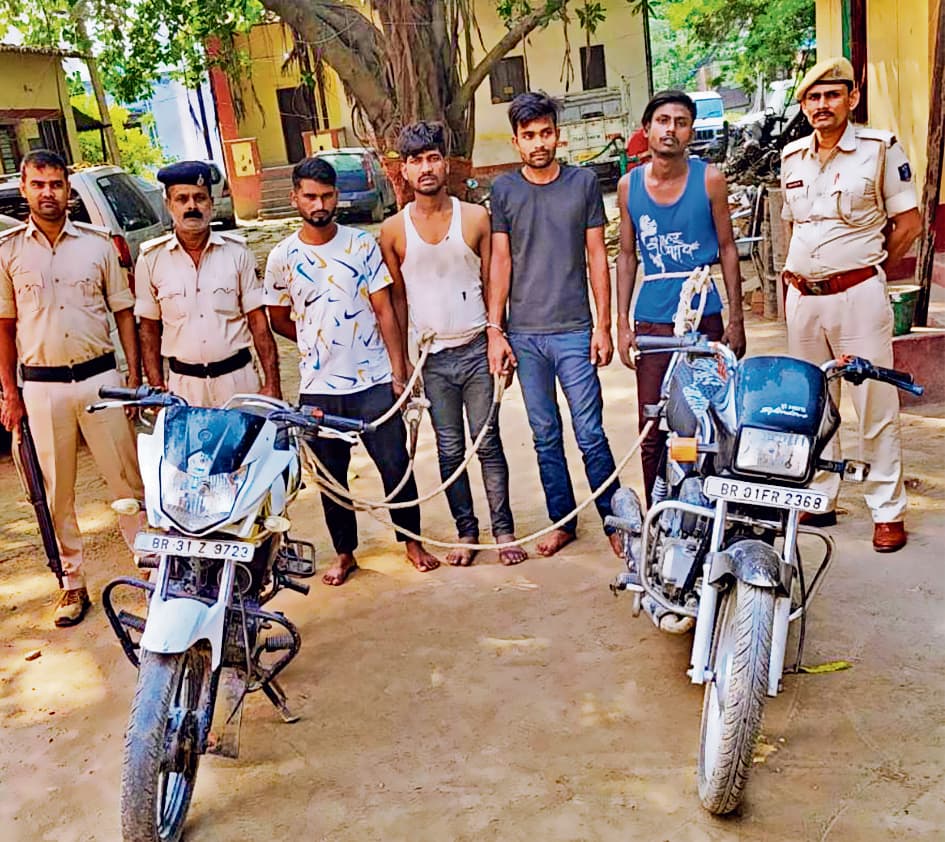 Chhapra News : चोरी की दो बाइकों के साथ चार चोर गिरफ्तार