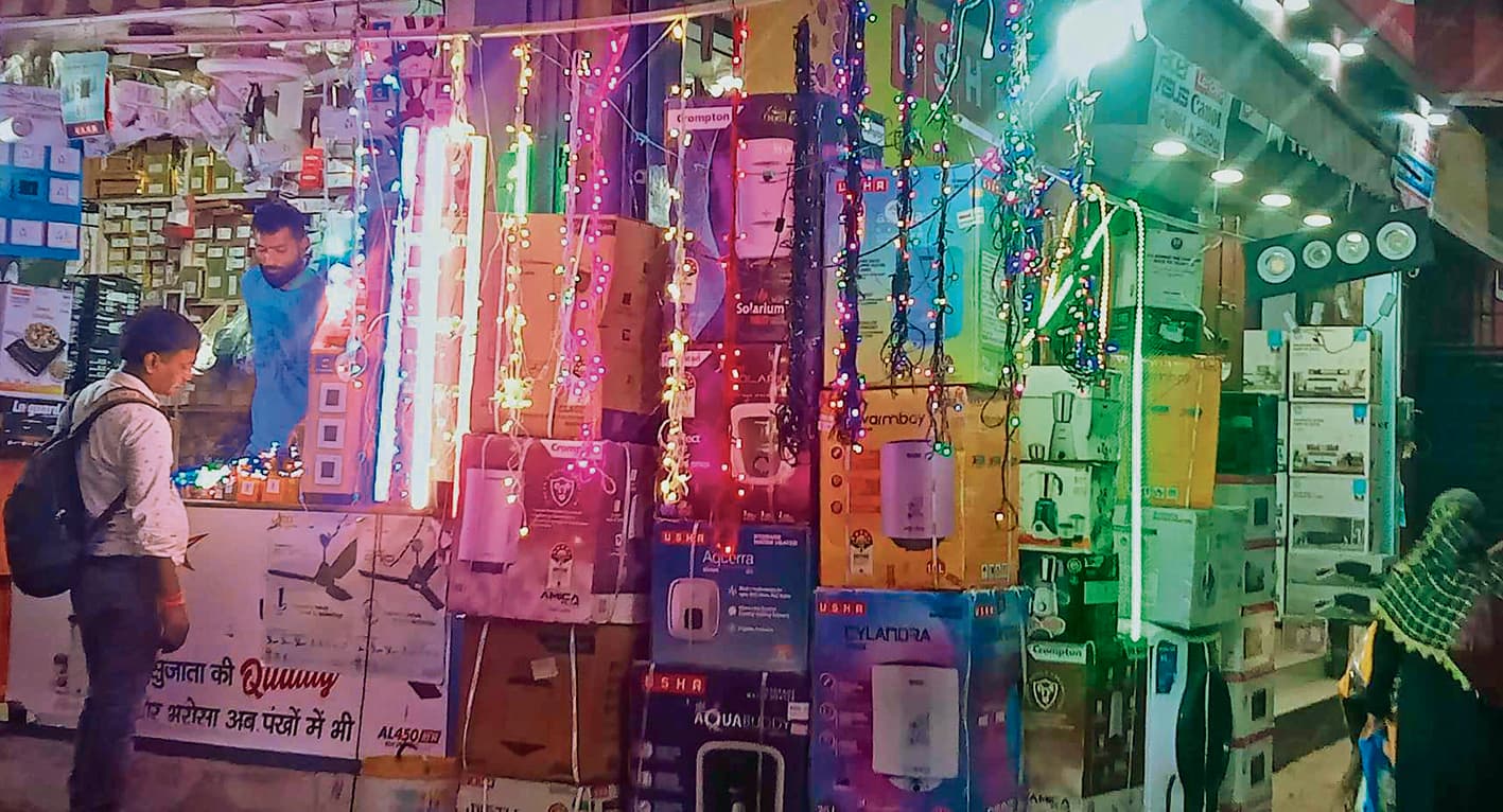 Chhapra News : दिवाली और छठ के लिए सजने लगे बाजार