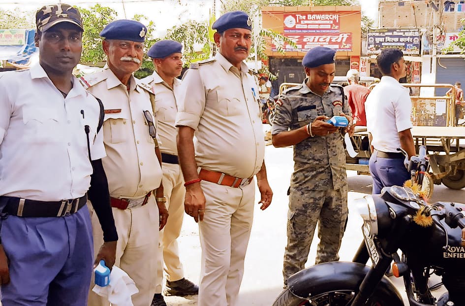 hajipur news . सितंबर में ट्रैफिक पुलिस ने 2294 वाहनों का काटा चालान, 28.99 लाख रुपये की हुई वसूली