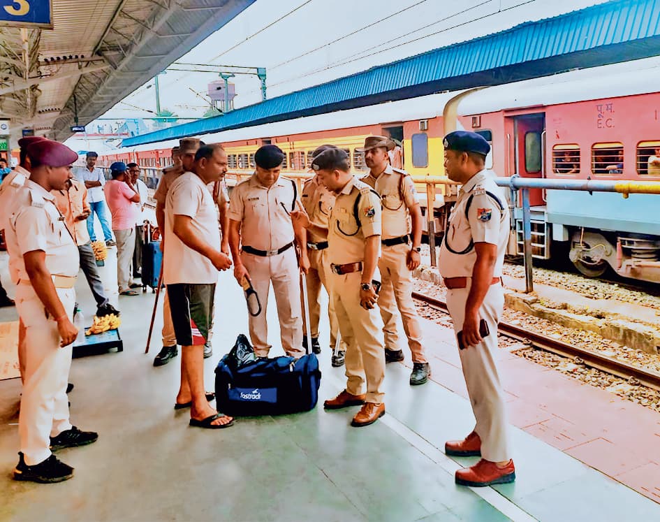 hajipur news. हाजीपुर रेलवे स्टेशन पर आरपीएफ व जीआरपी ने चलाया जांच अभियान