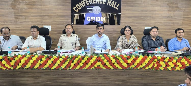 Girdih News:बूथों पर करें सभी व्यवस्था दुरुस्त : उपायुक्त