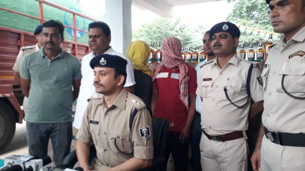 ट्रक कंटेनर से 80 लाख मूल्य के 767 कार्टून विदेशी शराब बरामद