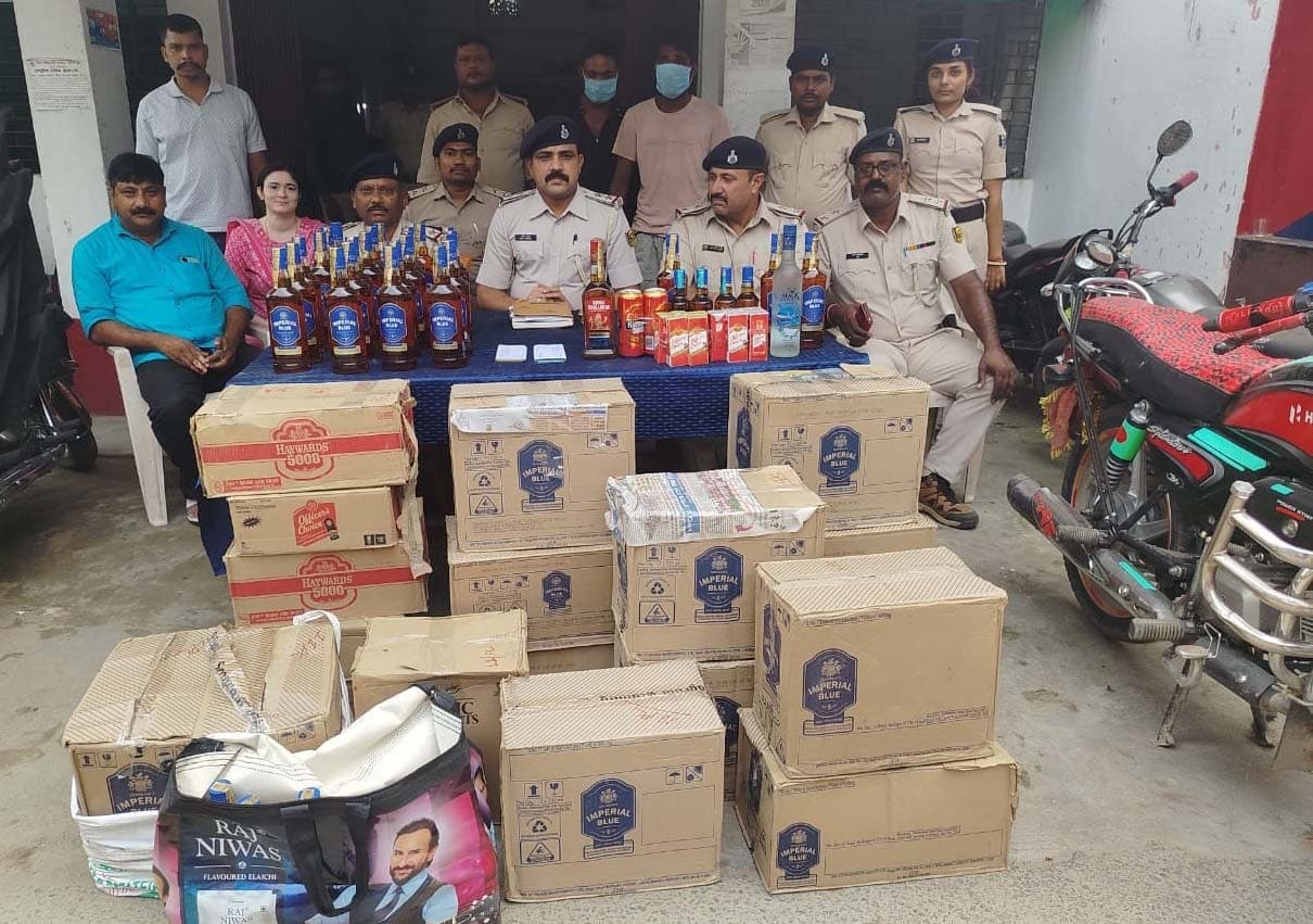 तिरासी टोला में 204 लीटर विदेशी शराब जब्त, दो गिरफ्तार, तस्कर फरार