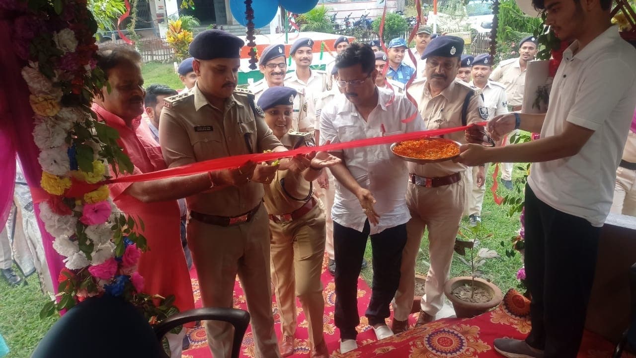 ठाकुरगंज थाना परिसर में नव निर्मित आंगतुक कक्ष का एसडीपीओ टू व प्रशिक्षु डीएसपी ने किया उदघाटन