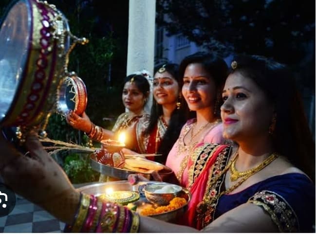 सुहागिनों ने रखा करवा चौथ का व्रत, पति की दीर्घायु का मांगा वरदान