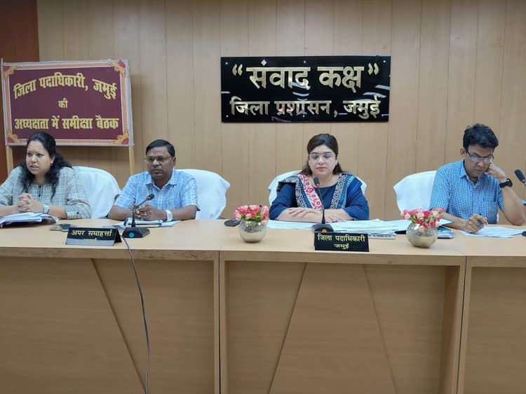 खैरा व झाझा में दाखिल खारिज के अधिक लंबित मामले, जल्द भूमि की मापी करें- डीएम