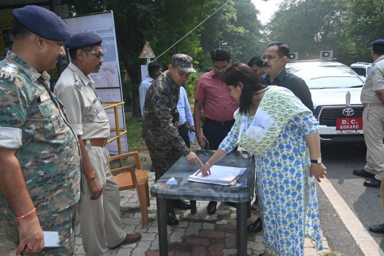 BOKARO NEWS : शांतिपूर्ण चुनाव कराने को लेकर सड़क पर उतरीं डीसी