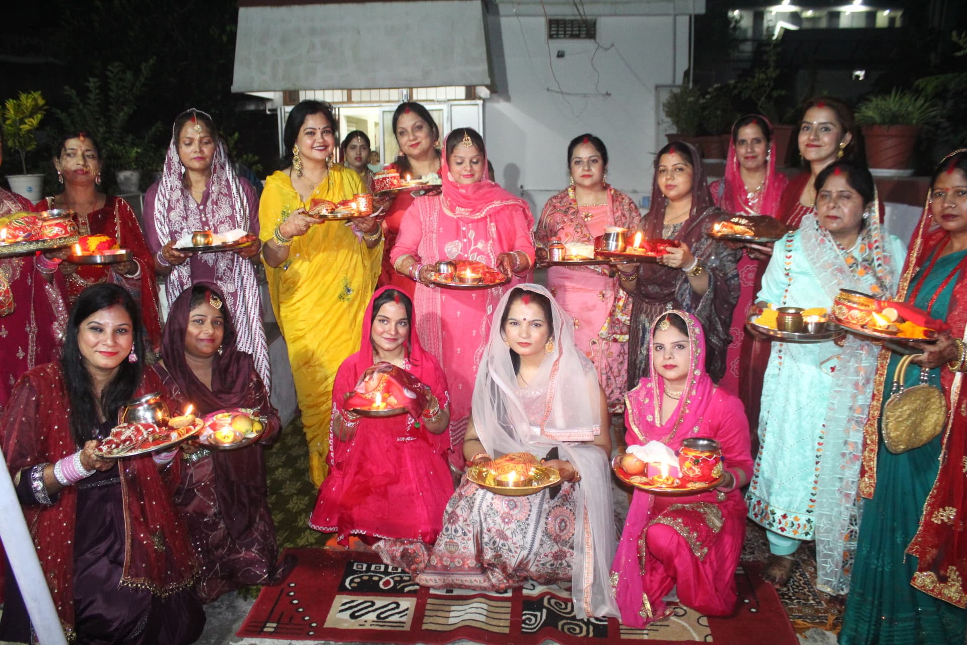 Giridih News: गिरिडीह में सुहागिनों ने उत्साह के साथ मनाया करवा चौथ