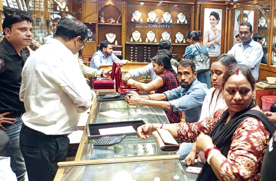 dhanbad news: सजा धनतेरस-दीपावली का बाजार, आभूषण बाजार में ऑफर की भरमार