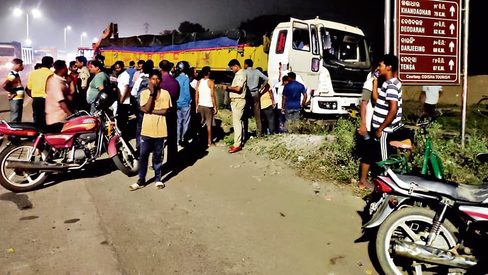 Rourkela News: स्कूटी सवार लड़कियों को ट्रेलर ने मारी टक्कर, लोगों ने किया सड़क जाम