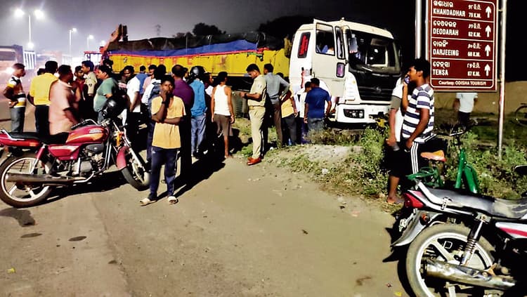 Rourkela News: स्कूटी सवार लड़कियों को ट्रेलर ने मारी टक्कर, लोगों ने किया सड़क जाम