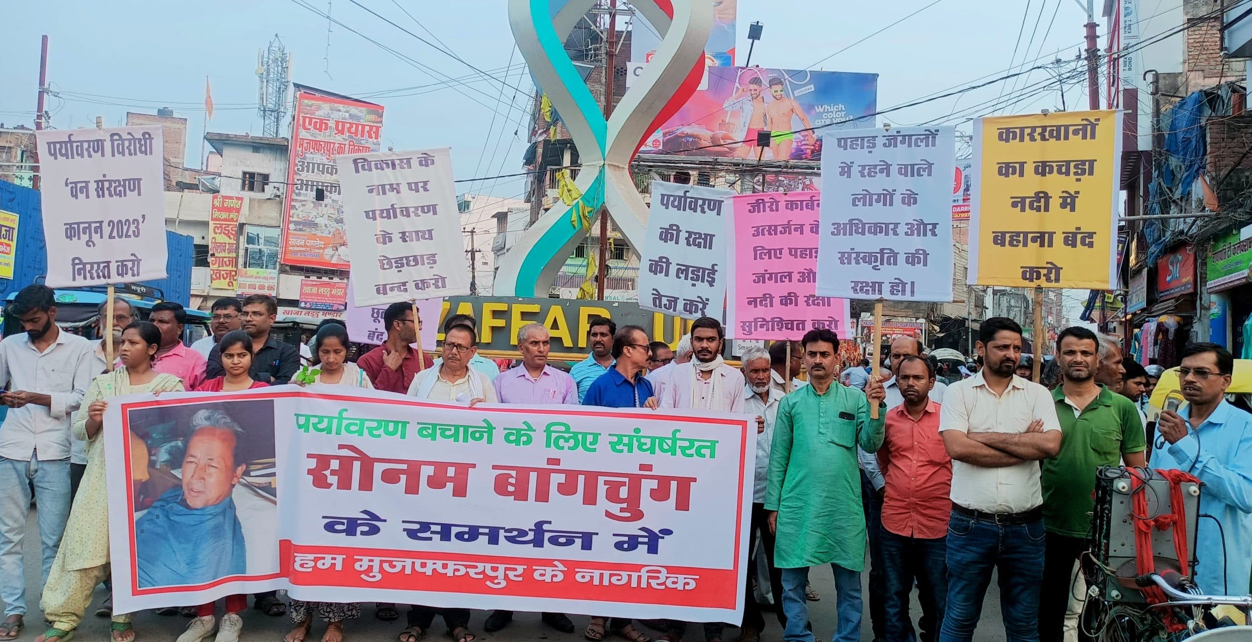 पर्यावरण बचाने के लिए लेखकों और कलाकारों ने निकाला मौन जुलूस