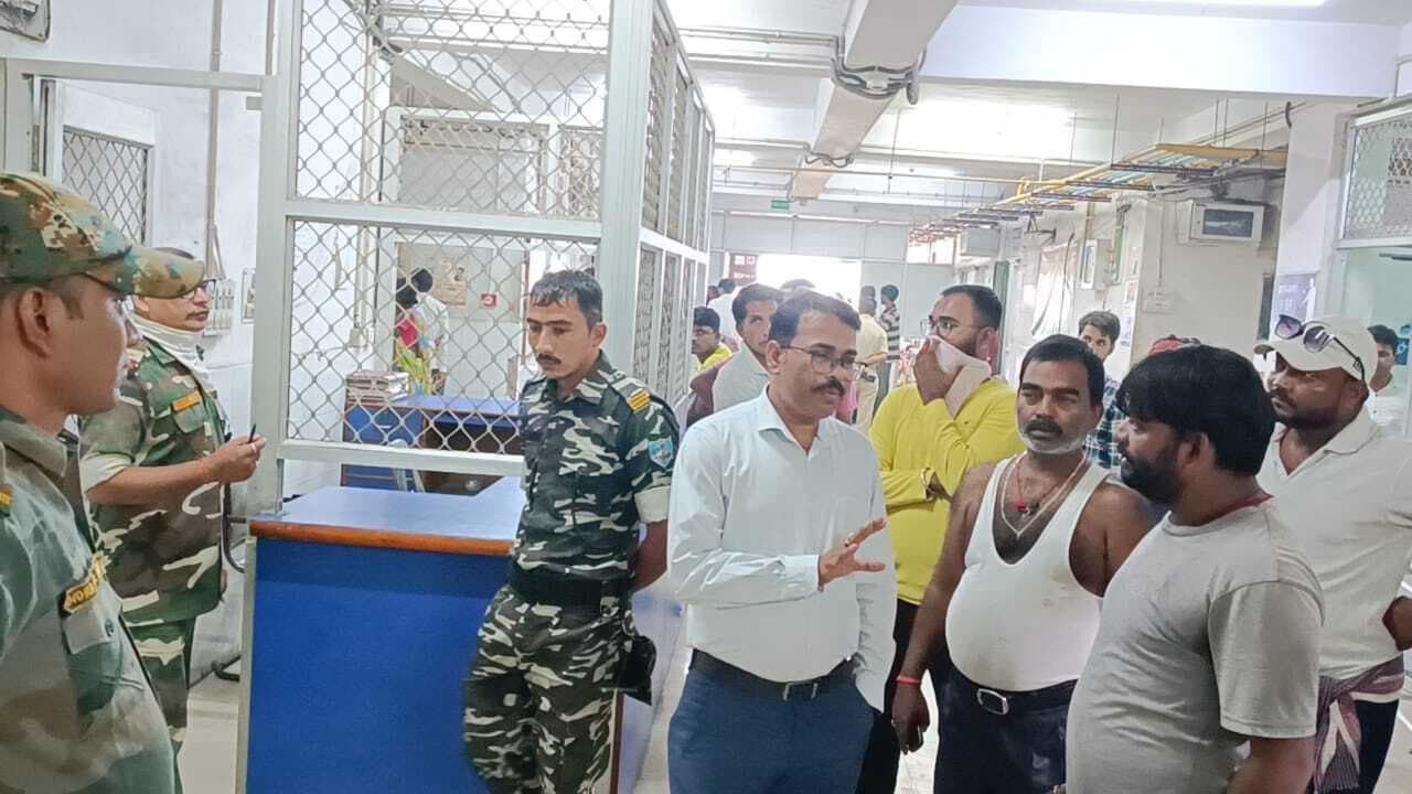 धनबाद जेल के बंद कैदी की मौत, एसएनएमएमसीएच में परिजनों ने किया हंगामा