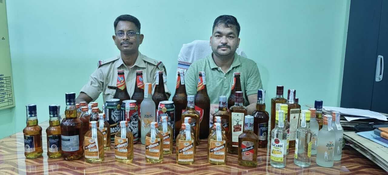 पुलिस ने देसी-विदेशी शराब की 51 बोतलें की जब्त, आरोपी गिरफ्तार