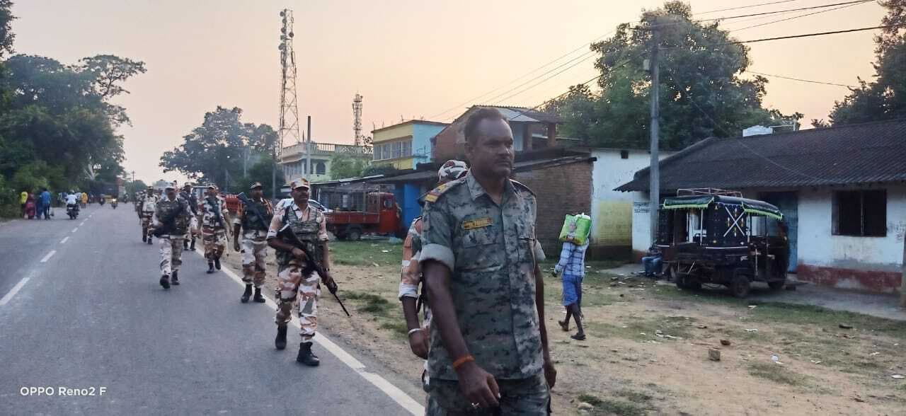 पुलिस व आइटीबी के जवानों ने निकाला फ्लैग मार्च