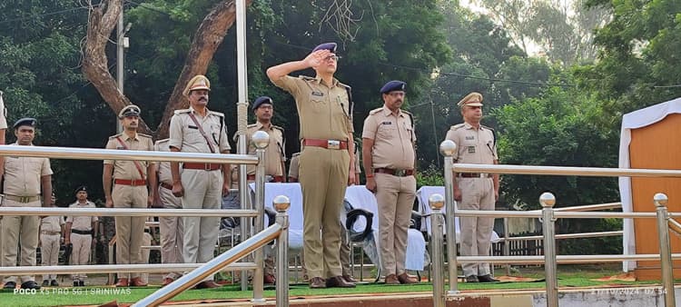 पुलिस संस्मरण दिवस : पुलिस लाइन में वीर शहीदों को दी गयी श्रद्धांजलि