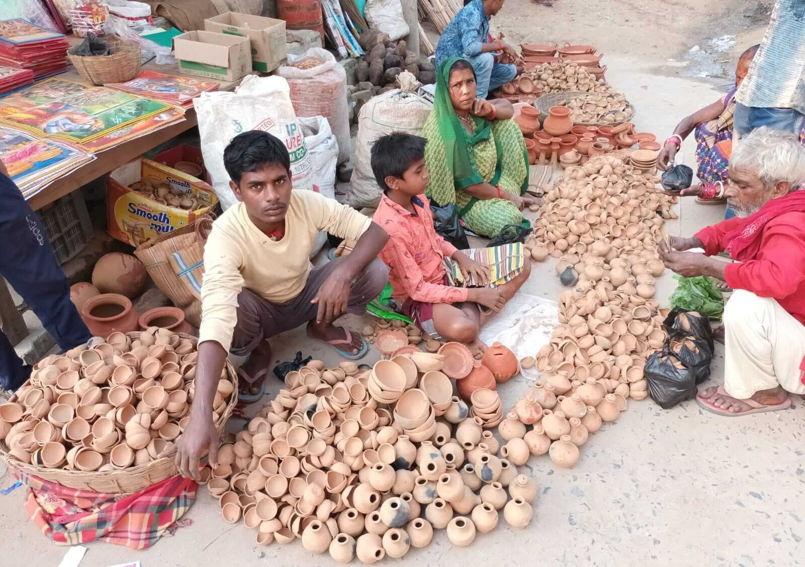 चाइनीज सामानों से कड़ा मुकाबला कर रहे हैं कुंभकार
