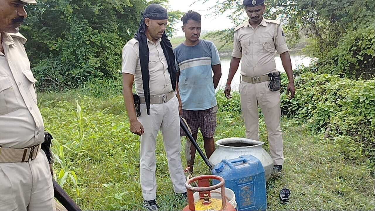 देसी शराब की भट्टी को किया नष्ट, चुलाई देसी शराब जब्त